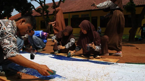 Étudiants Ayant Des Besoins Spéciaux Handicapés Lors Fabrication Batik Sur — Photo