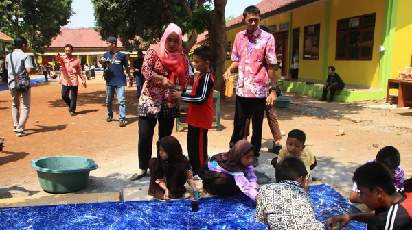 Estudiantes Escuela Con Necesidades Especiales Discapacidades Hacer Batik Paño Largo — Foto de Stock