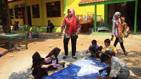 Uczniowie Specjalnymi Potrzebami Lub Niepełnosprawnością Podczas Wykonywania Batik Długiej Szacie — Zdjęcie stockowe