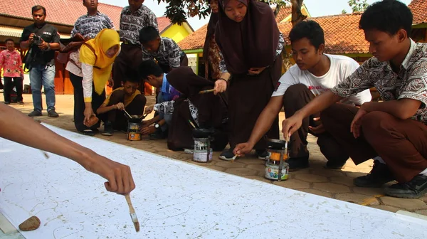Étudiants Ayant Des Besoins Spéciaux Handicapés Lors Fabrication Batik Sur — Photo