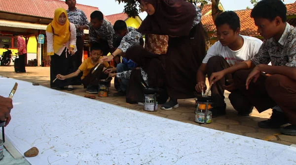 Schoolleerlingen Met Speciale Behoeften Beperkingen Bij Het Maken Van Batik — Stockfoto