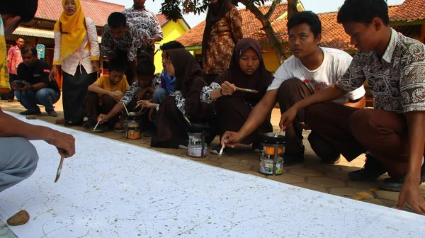 Schoolleerlingen Met Speciale Behoeften Beperkingen Bij Het Maken Van Batik — Stockfoto