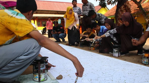 Schoolleerlingen Met Speciale Behoeften Beperkingen Bij Het Maken Van Batik — Stockfoto