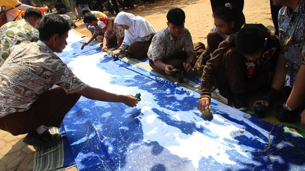 Estudiantes Escuela Con Necesidades Especiales Discapacidades Hacer Batik Paño Largo — Foto de Stock