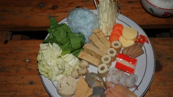 Suki Und Gemüsenudeln Koreanisches Essen Teller Auf Einem Holztisch Fotografiert — Stockfoto