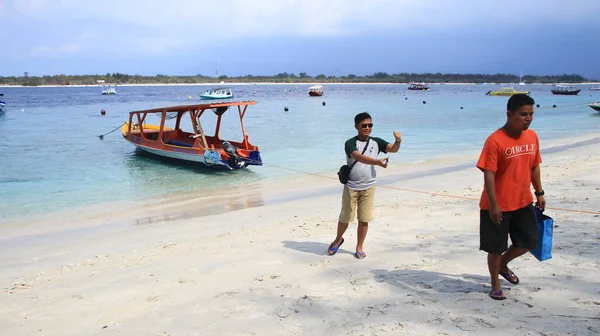 Turistas Varios Países Disfrutan Del Ambiente Playa Gili Trawangan Lombok — Foto de Stock