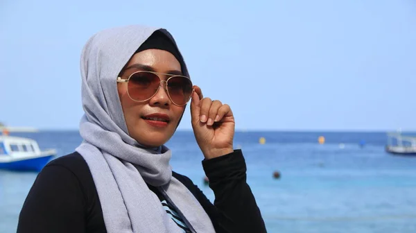 나라에서 관광객들 인도네시아의 해변의 분위기를 즐긴다 2019 — 스톡 사진
