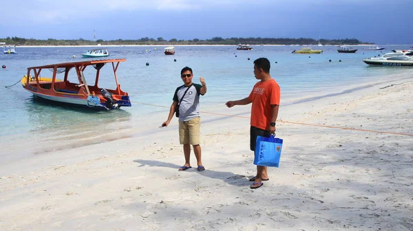 Туристы Разных Стран Наслаждаются Атмосферой Пляжа Gili Trawangan Ломбоке Индонезия — стоковое фото