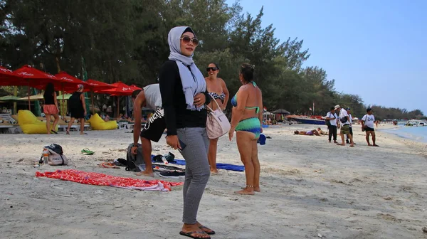 Turistas Vários Países Apreciam Atmosfera Praia Gili Trawangan Lombok Indonésia — Fotografia de Stock