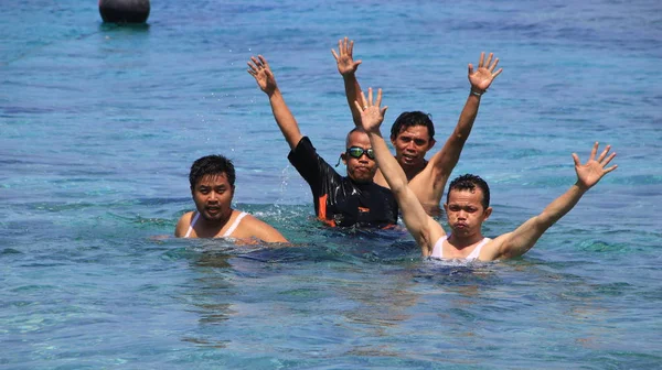 Туристы Разных Стран Наслаждаются Атмосферой Пляжа Gili Trawangan Ломбоке Индонезия — стоковое фото