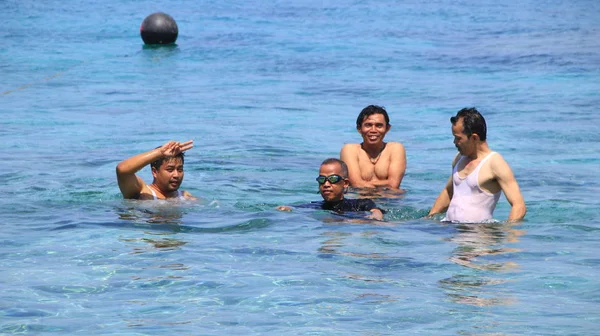 Turistas Varios Países Disfrutan Del Ambiente Playa Gili Trawangan Lombok — Foto de Stock