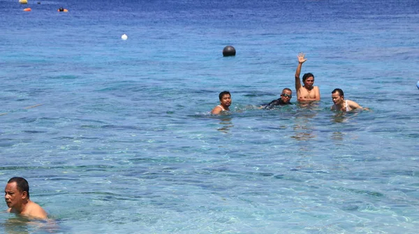 Turisti Provenienti Vari Paesi Godono Dell Atmosfera Della Spiaggia Gili — Foto Stock