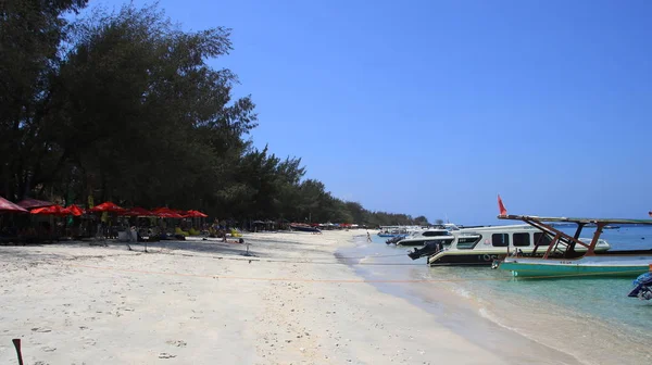 Turiștii Din Diferite Țări Bucură Atmosfera Plajei Gili Trawangan Din — Fotografie, imagine de stoc