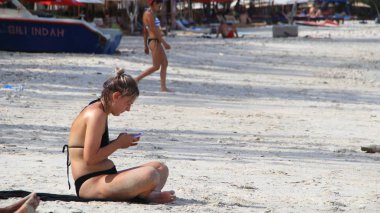 Çeşitli ülkelerden gelen turistler 28 Kasım 2019 'da Lombok Endonezya' daki Gili Trawangan plajının keyfini çıkarıyorlar.