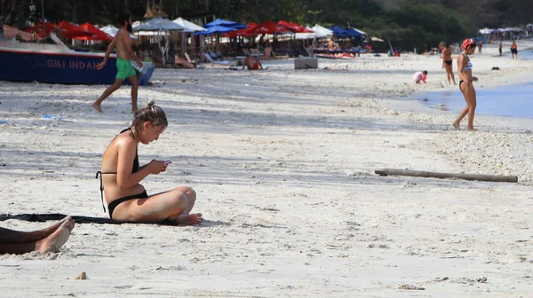 Çeşitli ülkelerden gelen turistler 28 Kasım 2019 'da Lombok Endonezya' daki Gili Trawangan plajının keyfini çıkarıyorlar.