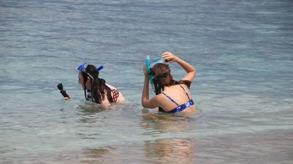 Τουρίστες Από Διάφορες Χώρες Απολαμβάνουν Την Ατμόσφαιρα Της Παραλίας Gili — Φωτογραφία Αρχείου