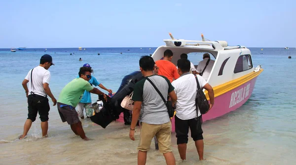 Turistas Varios Países Disfrutan Del Ambiente Playa Gili Trawangan Lombok —  Fotos de Stock