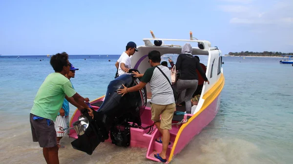 Turistas Varios Países Disfrutan Del Ambiente Playa Gili Trawangan Lombok —  Fotos de Stock