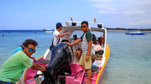 Turistas Varios Países Disfrutan Del Ambiente Playa Gili Trawangan Lombok — Foto de Stock