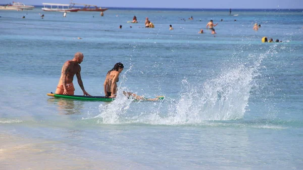 Turisti Provenienti Vari Paesi Godono Dell Atmosfera Della Spiaggia Gili — Foto Stock