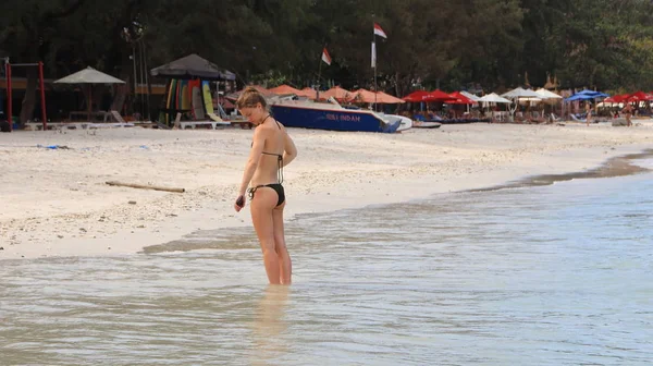 Turistas Vários Países Apreciam Atmosfera Praia Gili Trawangan Lombok Indonésia — Fotografia de Stock