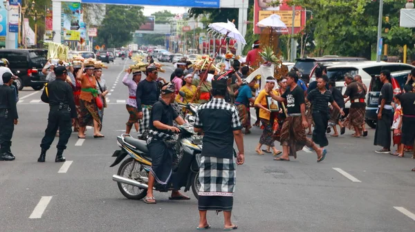 Ngaben zeremonie prozession in lombok — Stockfoto