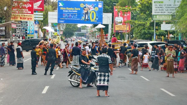 Procesión de ceremonia de Ngaben en Lombok — Foto de Stock