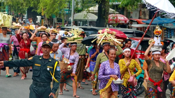 Procession de la cérémonie de Ngaben à Lombok — Photo