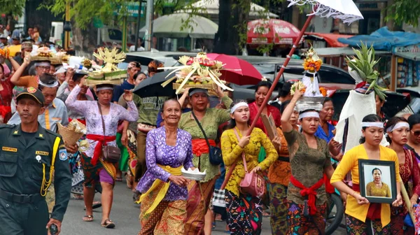 Procesión de ceremonia de Ngaben en Lombok — Foto de Stock
