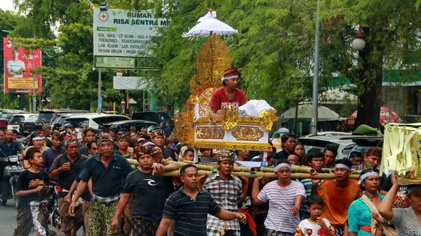 Procesión de ceremonia de Ngaben en Lombok — Foto de Stock