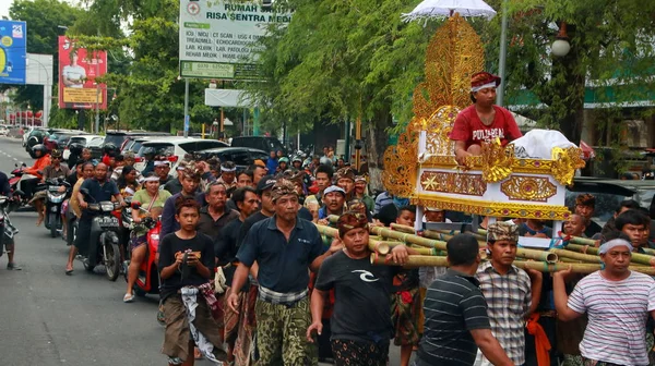 Lombok 'ta Ngaben tören alayı — Stok fotoğraf
