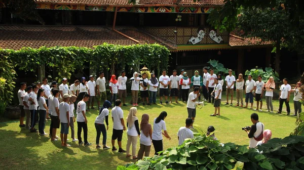 2019年11月30日インドネシア マゲラン州チームの団結を支援するためのゲーム活動を行っている人々のグループ — ストック写真