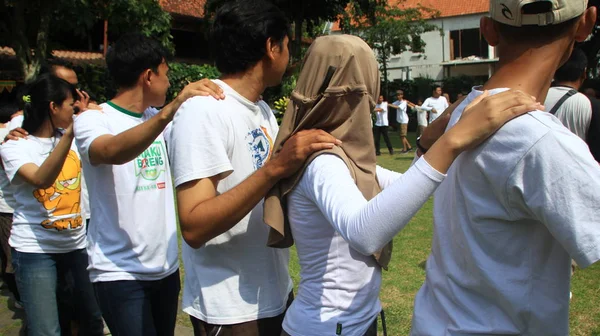 Grupa Ludzi Podejmuje Działania Celu Wsparcia Spójności Zespołu Magelang Indonesia — Zdjęcie stockowe