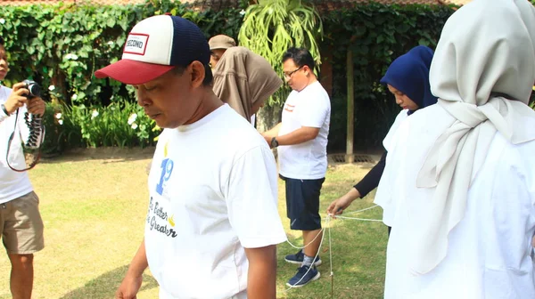 Groupe Personnes Font Des Activités Jeu Pour Soutenir Cohésion Équipe — Photo