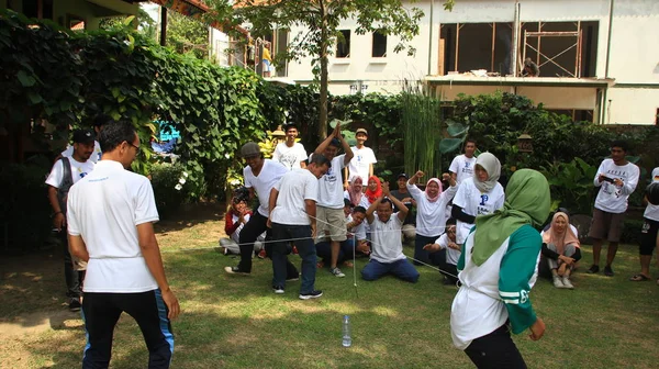 Grupo Pessoas Está Fazendo Atividades Jogo Para Apoiar Coesão Equipe — Fotografia de Stock