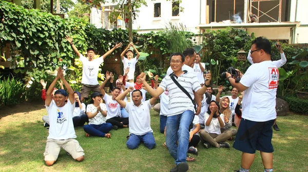 Groupe Personnes Font Des Activités Jeu Pour Soutenir Cohésion Équipe — Photo