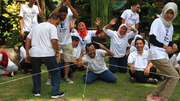 Groupe Personnes Font Des Activités Jeu Pour Soutenir Cohésion Équipe — Photo