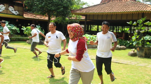 Grupo Personas Está Haciendo Actividades Juego Para Apoyar Cohesión Del —  Fotos de Stock