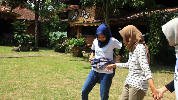Skupina Lidí Dělá Herní Aktivity Podporu Týmové Soudržnosti Magelang Indonesia — Stock fotografie