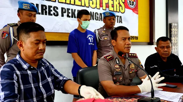 Przestępcy Przesłuchaniu Przez Policjantów Rękami Skutymi Kajdankach Pekalongan Indonesia Listopada — Zdjęcie stockowe