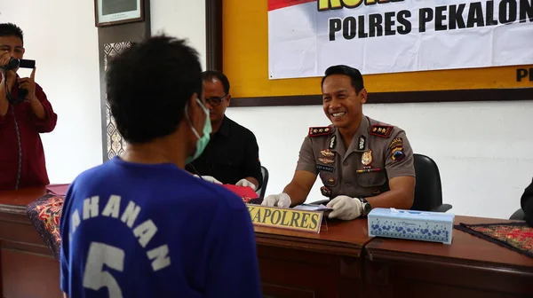 2019年11月3日印度尼西亚Pekalongan被警察用手铐双手审问的罪犯 — 图库照片
