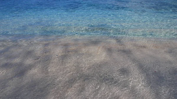 Czysta woda przy plaży z falami — Zdjęcie stockowe