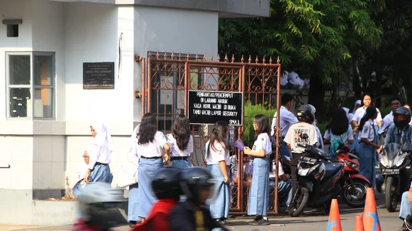 High School Students Home School Waiting Transport Front School Gate — Stockfoto