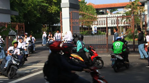 Lycéens Quand Ils Rentrent École Attendant Transport Devant Porte École — Photo