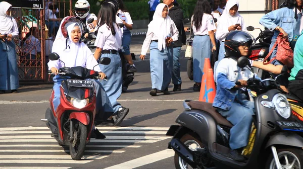 High School Students Home School Waiting Transport Front School Gate — Stockfoto