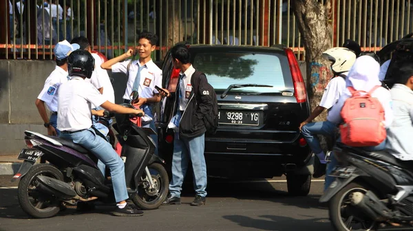高中学生放学回家 在校门口等交通 印度尼西亚三宝龙 2019年12月19日 — 图库照片