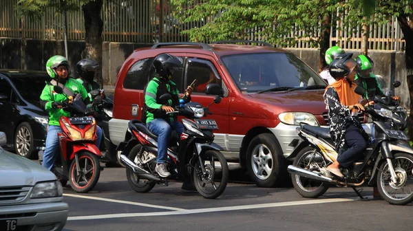 Estudiantes Secundaria Cuando Regresan Escuela Esperando Transporte Frente Puerta Escuela — Foto de Stock