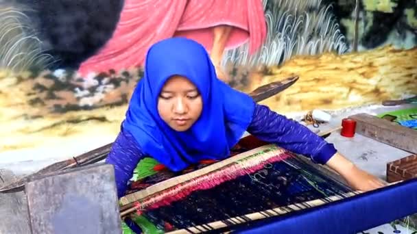 Lokala Invånare Lombok När Stickar Tyg Med Traditionella Vävstolar Lombok — Stockvideo