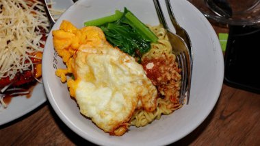  Anında kızarmış şehriye (indomie goreng)