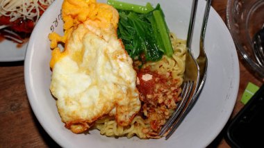  Anında kızarmış şehriye (indomie goreng)